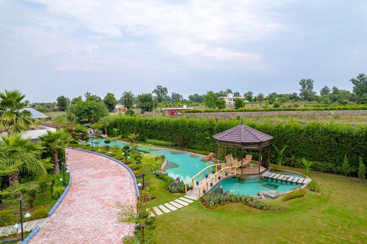 Stayvista At Serenity Farms With Pool, Lawn, Bonfire & Bbq Sohna Eksteriør bilde