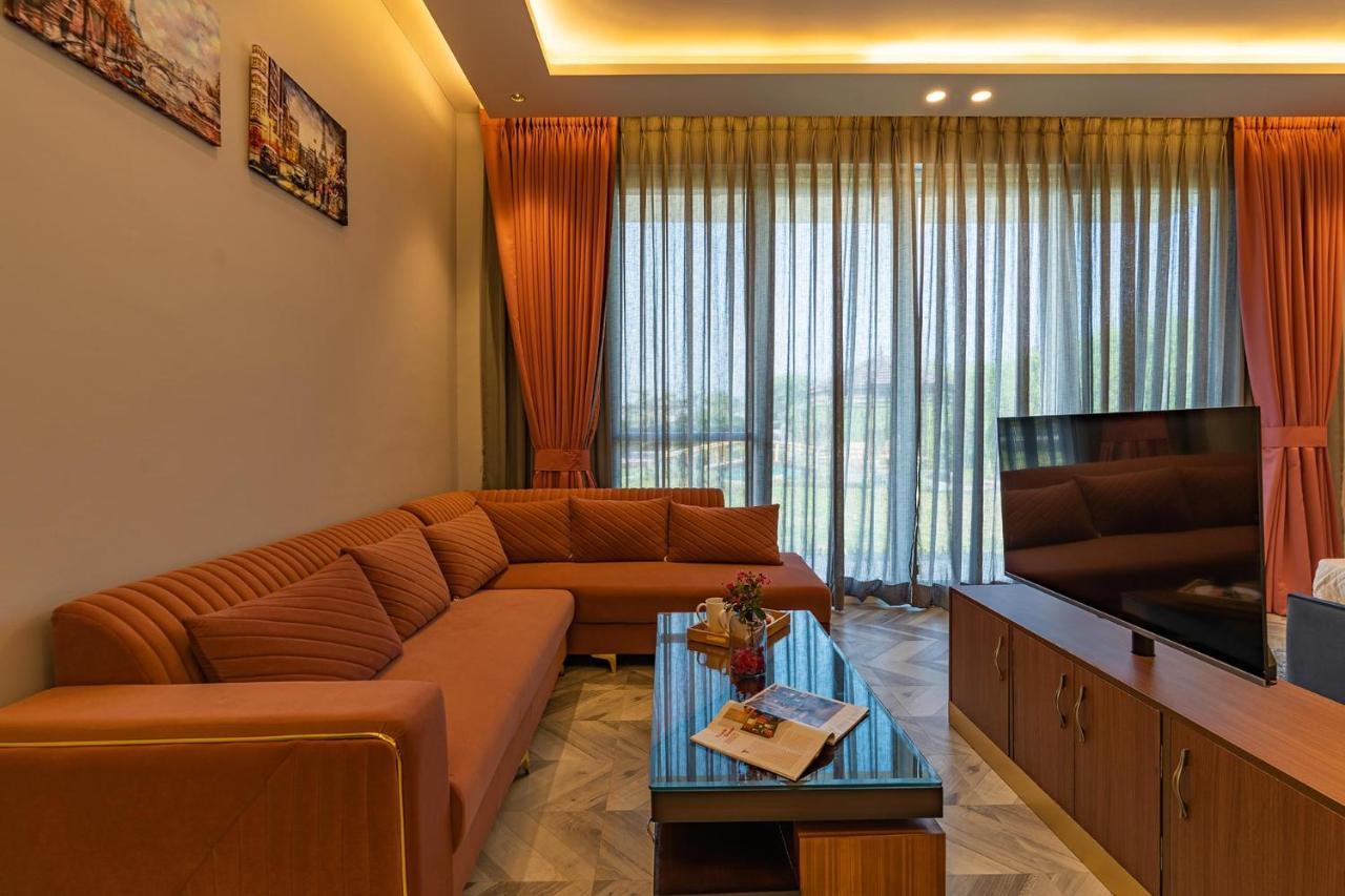 Stayvista At Serenity Farms With Pool, Lawn, Bonfire & Bbq Sohna Eksteriør bilde